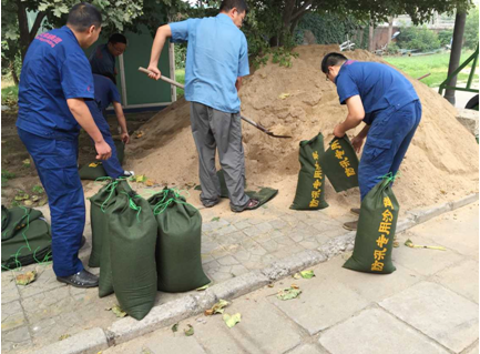 防汛帆布沙袋装沙中